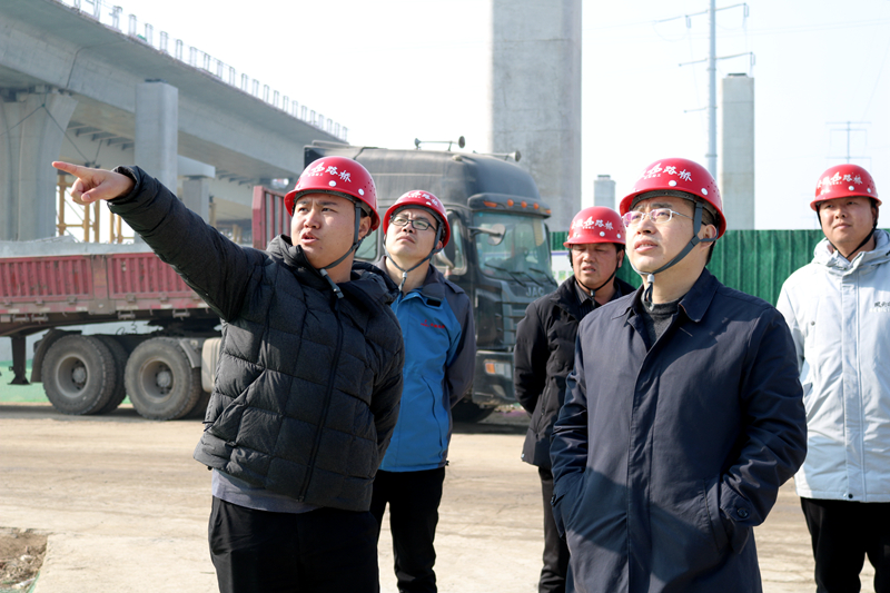 公司黨委書記、董事長錢申春到繁華大道橋項目節(jié)日慰問 (2)