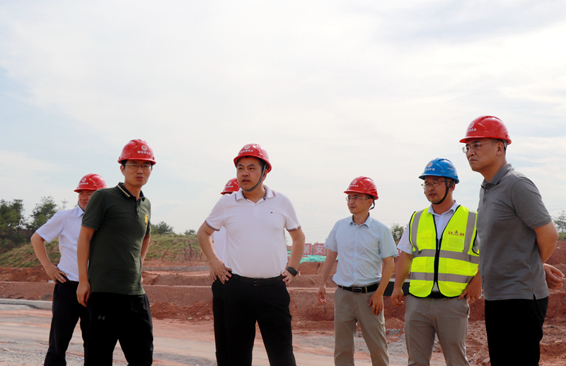 江西省交通投資集團黨委委員、副總經(jīng)理李柏殿赴上饒東樞紐互通項目調(diào)研指導工作 (2)