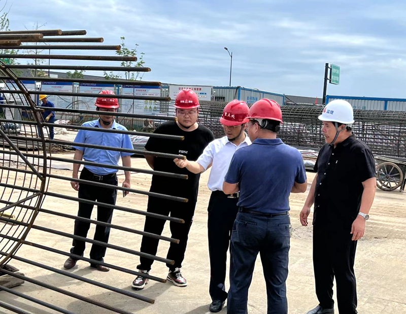 金寨縣委副書記、縣長張澗到史河（金寨段）防洪提升工程-7#防汛大橋項目檢查指導(dǎo)工作3