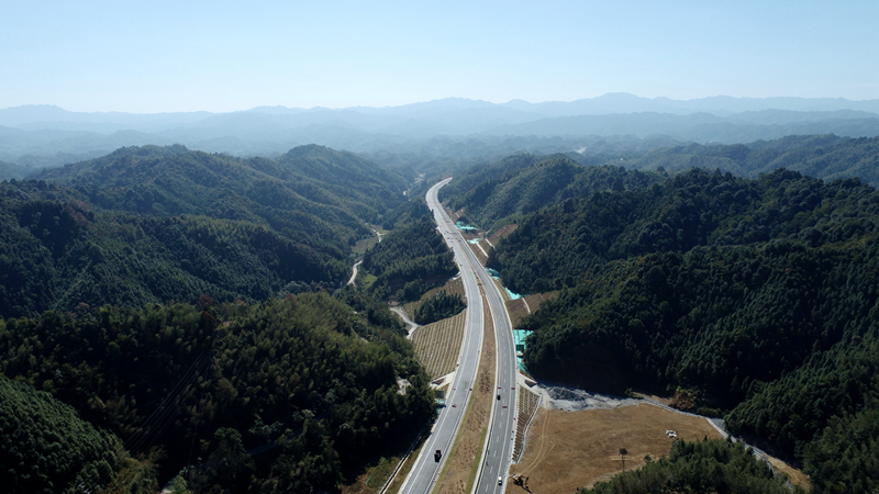 重大節(jié)點！宜遂高速P3標(biāo)主線瀝青面層全幅全線率先貫通